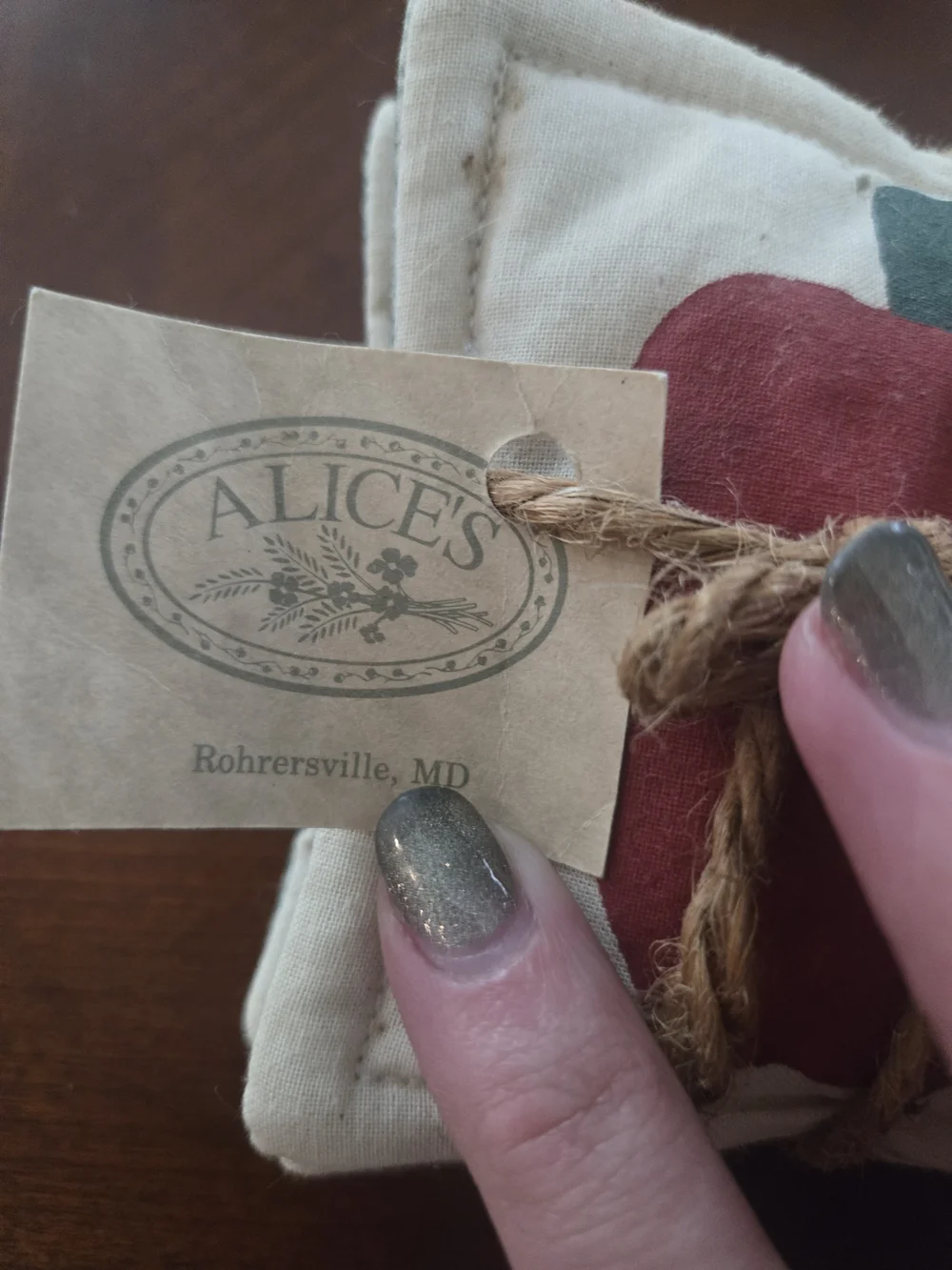 Alice's Cottage spiced mug mat features a festive red apple graphic